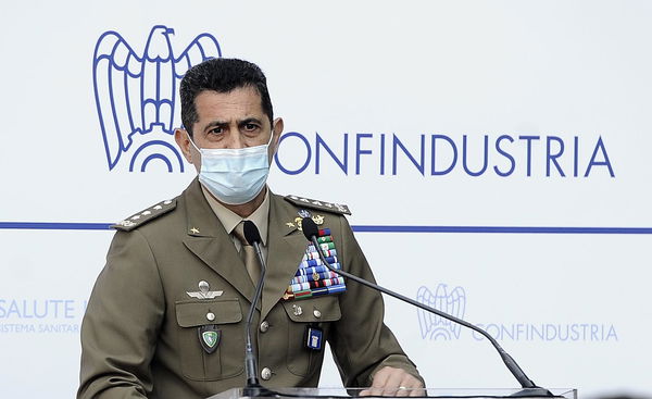 No, il generale Figliuolo non ha chiesto un elenco di docenti “no vax”