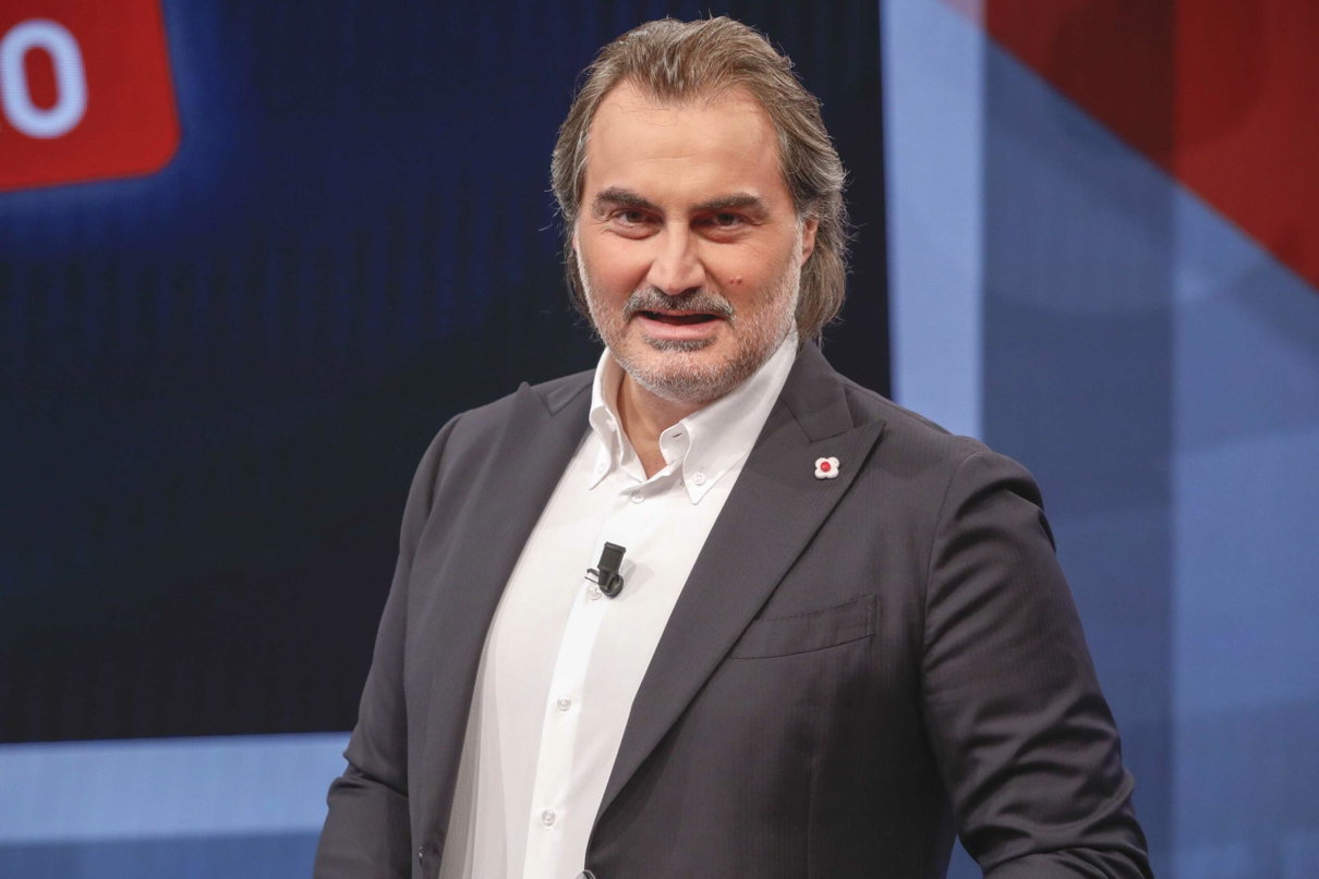 Mediaset fa causa a Pierluigi Pardo: «Non può lavorare per Dazn» article-post