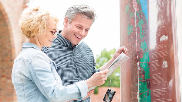 Anziani in vacanza: un soggiorno sereno passa per i servizi di spostamento e trasporto