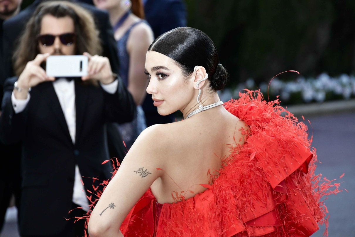 Dua Lipa citata in giudizio per aver pubblicato la foto di un paparazzo su Instagram article-post