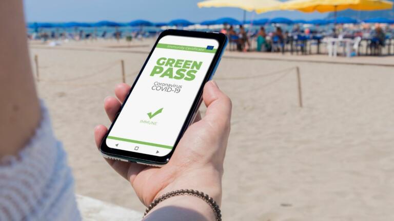 Il green pass sulla schermata di blocco presto sugli iPhone statunitensi Il green pass sulla schermata di blocco presto sugli iPhone statunitensi