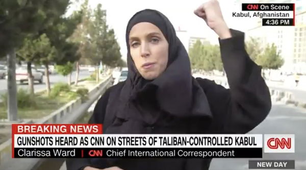 Il racconto dell’inviata della CNN da Kabul: «Il mio operatore colpito dai talebani mentre filmava il caos» | VIDEO