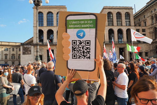 I no-green pass hanno preso l’abitudine di aggredire i giornalisti (questa volta tocca a Repubblica)