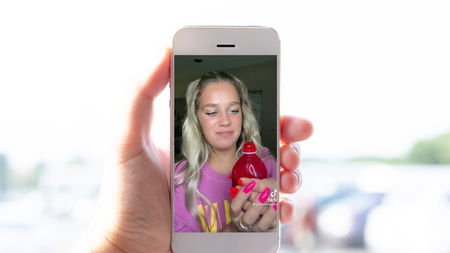 Su TikTok è nata la moda di mangiare “miele congelato”, ma non fa bene | VIDEO article-post