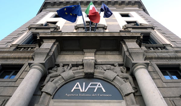 L’Aifa smentisce le fake news: «Le autorizzazioni sui vaccini restano valide»