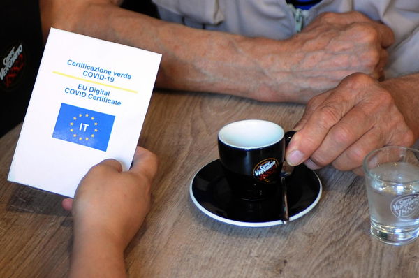 Il tam tam su Telegram per individuare 2mila attività commerciali che non chiedono il green pass