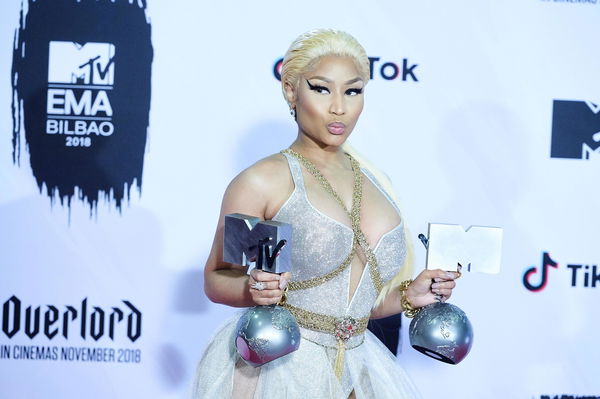 Se Fauci deve andare in tv per sbufalare la storia delle “palle gonfie” per il vaccino twittata dalla popstar