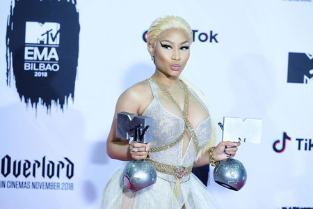 Se Fauci deve andare in tv per sbufalare la storia delle “palle gonfie” per il vaccino twittata dalla popstar article-post