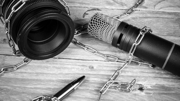 Mentre i giornali cercano di sopravvivere in Afghanistan, i talebani annunciano un «nuovo meccanismo» per la stampa