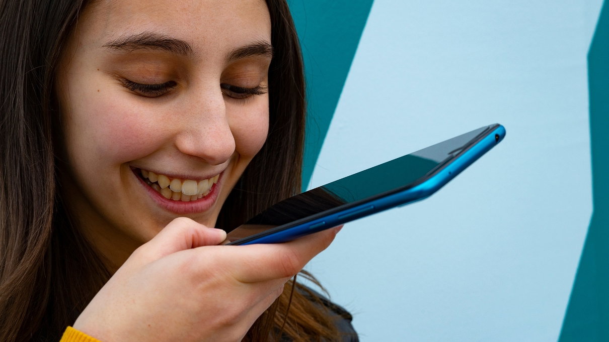 WhatsApp, nessuno legge i messaggi crittografati, ma “qualcuno” li ascolta (altrimenti come fa a trascriverli?) article-post