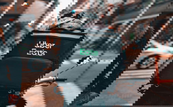 Uber eats implementa la sua app con le misure di sicurezza per i rider