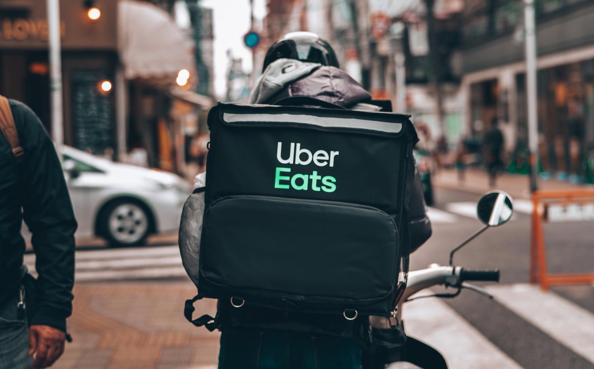 Uber eats implementa la sua app con le misure di sicurezza per i rider article-post