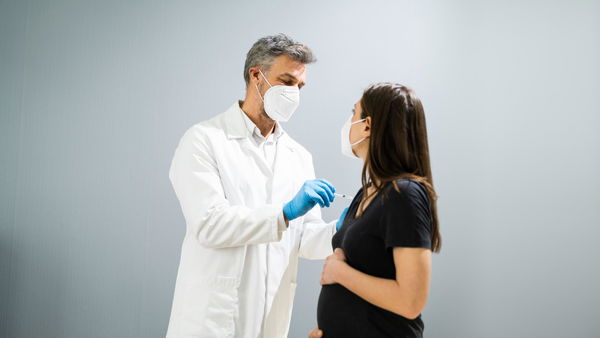 Quello che proprio dovete sapere sulla bufala del vaccino contro il Covid che causa infertilità