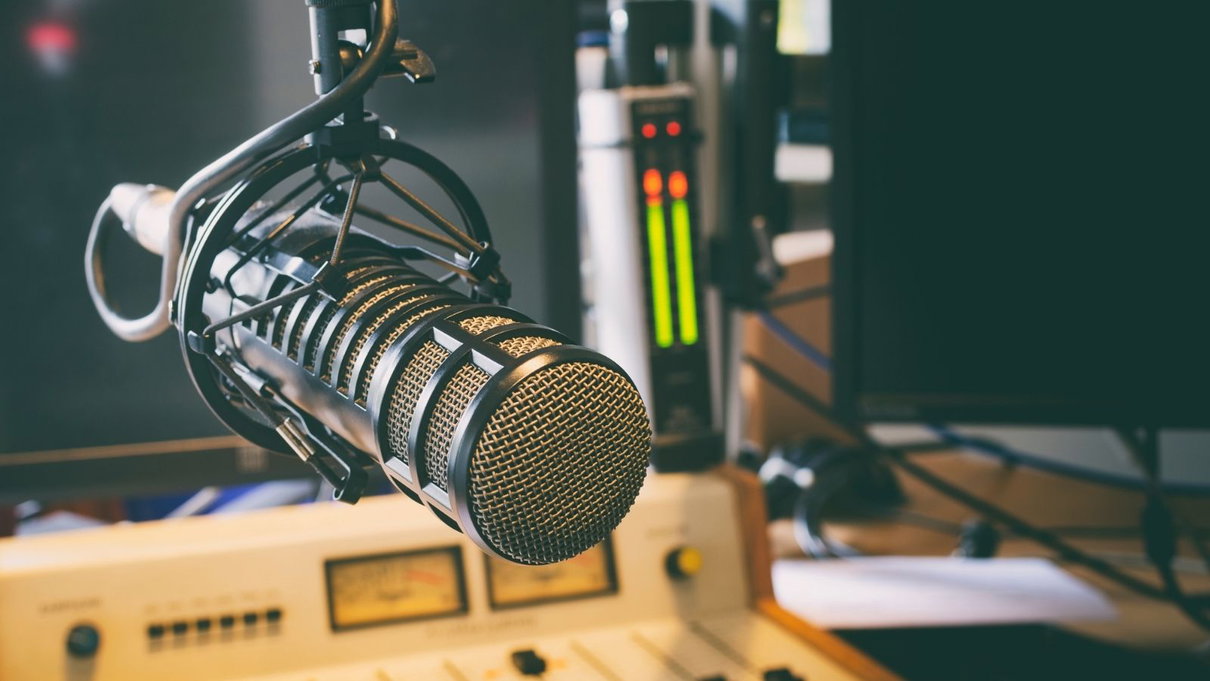 Quattro conduttori radio apertamente no vax muoiono per Covid nel giro di qualche settimana article-post