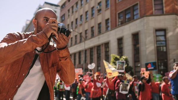 In Afghanistan i giornalisti che seguono le proteste vengono torturati