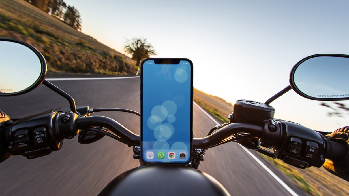 Vuoi che la fotocamera del tuo iPhone non si rovini? Non installarla su una moto article-post