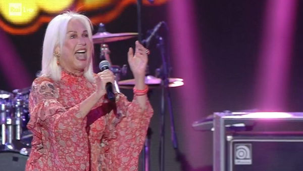 Loretta Goggi, che sceglie di lasciare i social a causa del body shaming, da una lezione agli hater