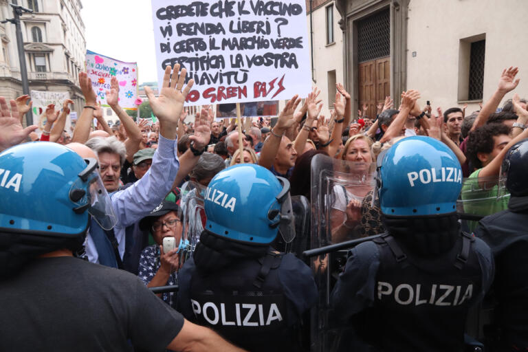Attenzione alle voci degli «agenti di polizia in malattia» contro il green pass dal 15 ottobre - Vimarsana News