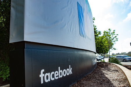 E ora Facebook se la prende con i giornalisti che parlano del social in maniera indipendente article-post