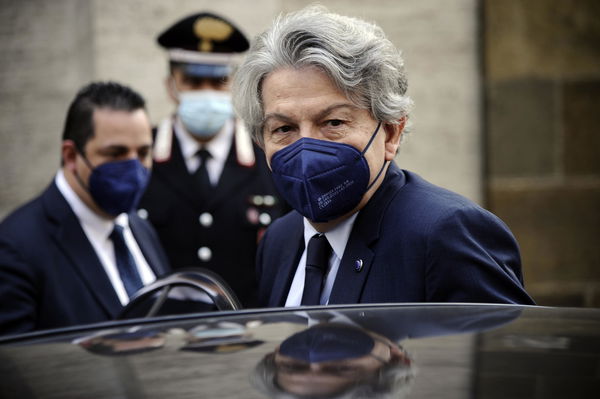 Facebook, l’UE: «I social rispondano a regole democratiche»