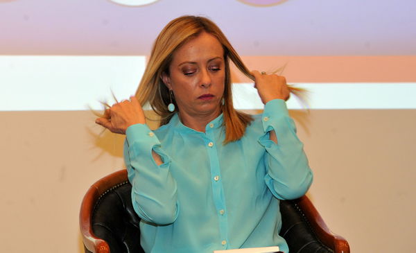 Il caso “diplomatico” su Twitter del comandante ugandese che vuole regalare delle mucche alla Meloni