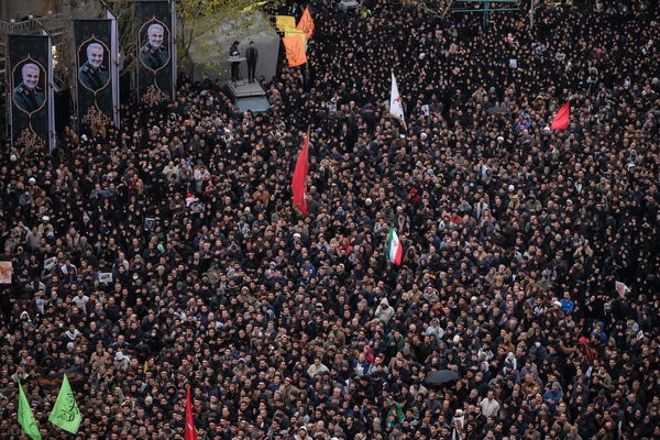 La bufala della ‘grande affluenza dei portuali’ a Genova: è la foto dei funerali di Soleimani
