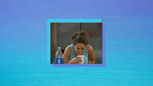 Chi c’è dietro il meme della donna che sputa quello che beve