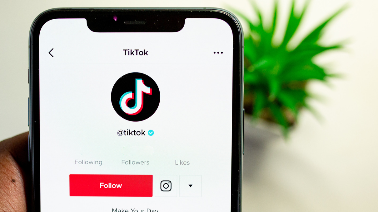 Attenzione alla notizia della 14enne che sarebbe morta per un colpo di pistola mentre girava un video su TikTok article-post