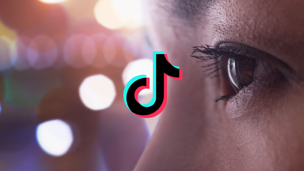 L’indagine sulle gocce che fanno cambiare il colore degli occhi su TikTok