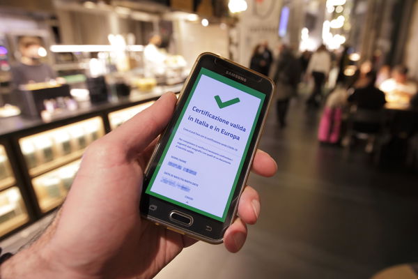 Vendevano green pass falsi su Telegram: gdf sventa mega truffa
