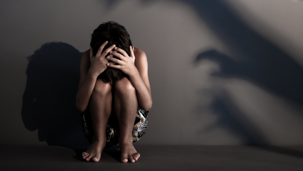 Tre arresti per pedopornografia: video e immagini presi dal dark web e messi in vendita in chat