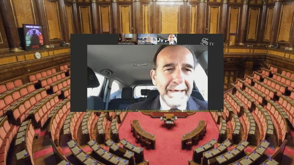 Riccardo Nencini, il senatore che si collega a un convegno dalla sua auto parcheggiata in Autogrill