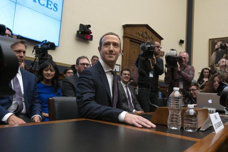 Zuckerberg è stato citato direttamente in giudizio per le responsabilità nello scandalo Cambridge Analytica