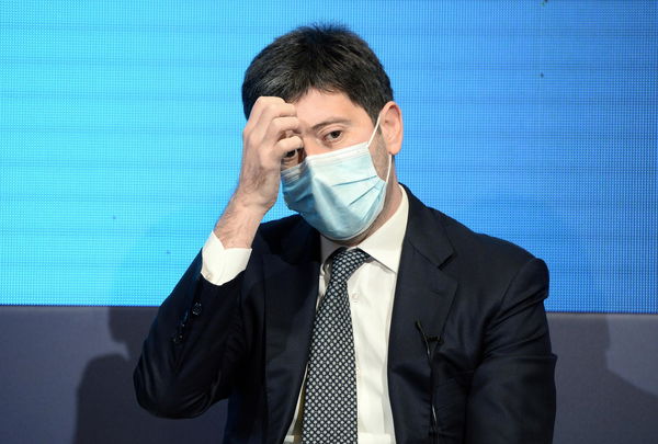 Il collasso spazio-temporale sui social network sulla notizia di «Speranza non vaccinato»