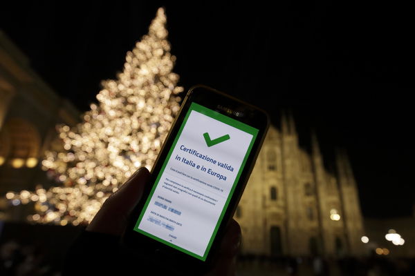 Ma come fermiamo la pandemia se 140mila utenti si sono collegati a 17 canali social sequestrati per falsi green pass?