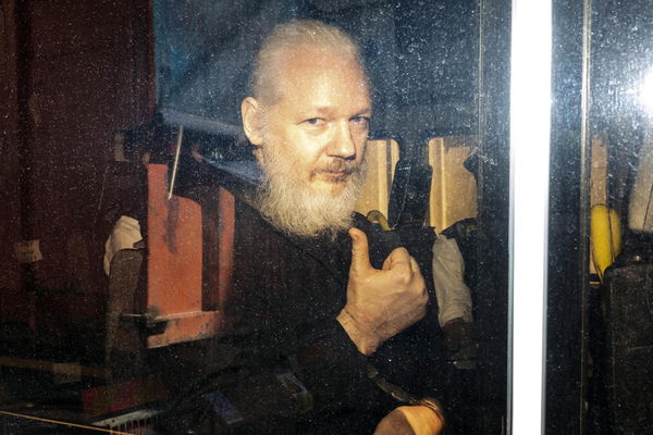 Il Corriere e Julian Assange «accusato di aver cospirato con la Russia»