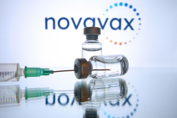 Con l’approvazione di Novavax da parte di Ema cade il complotto delle “case farmaceutiche dominanti”