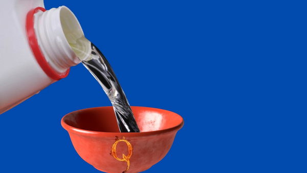 Da dove arriva la storia del rituale di QAnon in cui i seguaci bevono candeggina da una ciotola comune