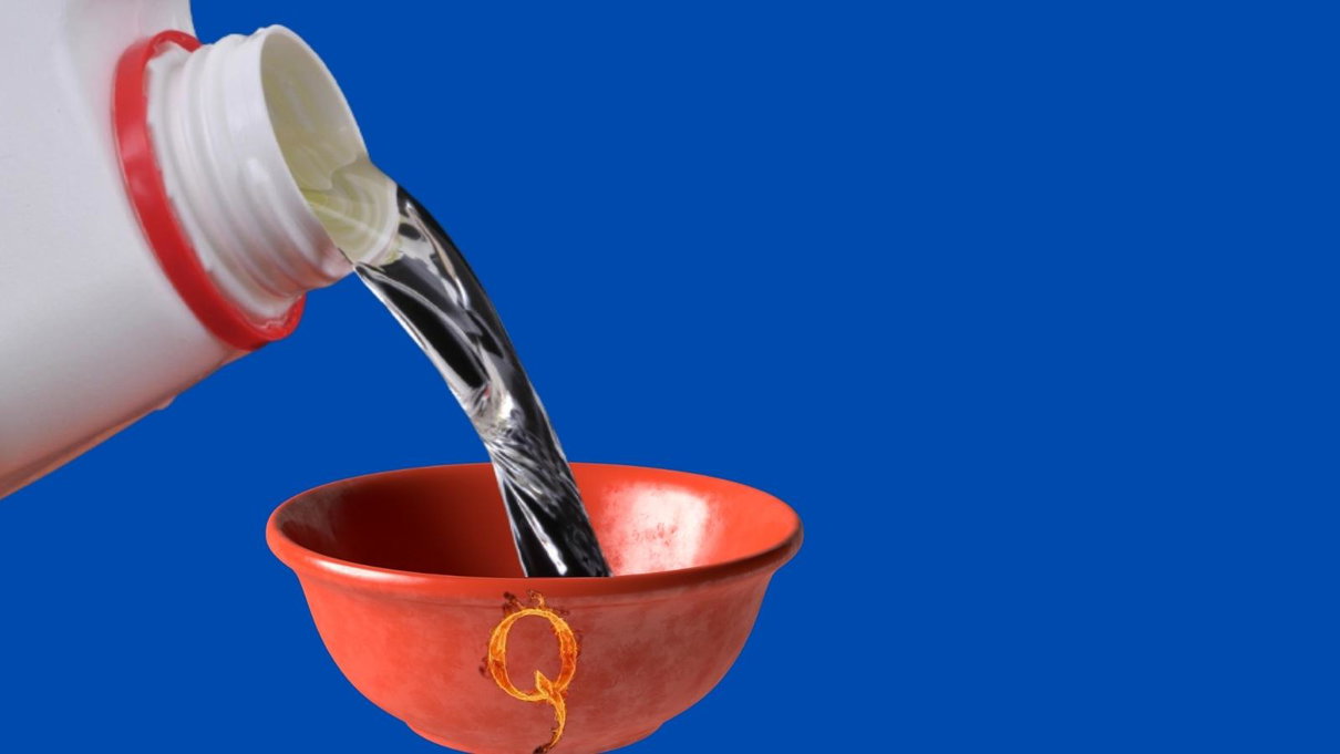 Da dove arriva la storia del rituale di QAnon in cui i seguaci bevono candeggina da una ciotola comune article-post