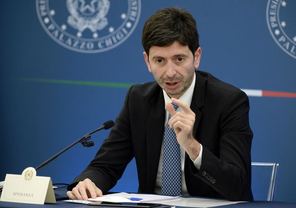 La differenza tra il mondo reale e quello dei social: il caso dell’hashtag #SperanzaDimettiti