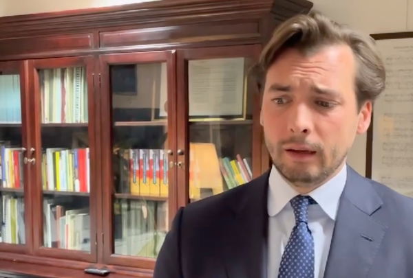 Il parlamentare olandese costretto a cancellare i post social che paragonavano l’Olocausto al vaccino