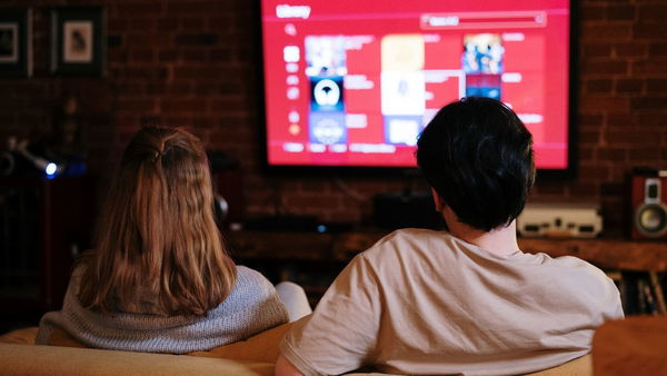 Bilanci 2021: gli italiani preferiscono lo streaming alla tv e comprano sempre meno giornali