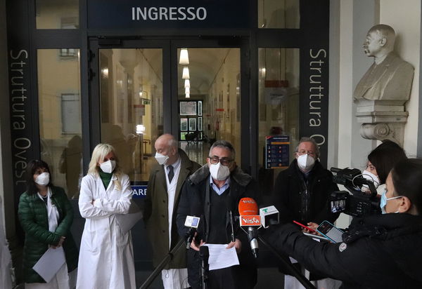 E adesso la Commissione di Vigilanza Rai sta pensando a un decalogo per i virologi in tv