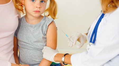Papà condivide a foto del figlio vaccinato, lo scatto finisce su una pagina no-vax tra gli insulti article-post