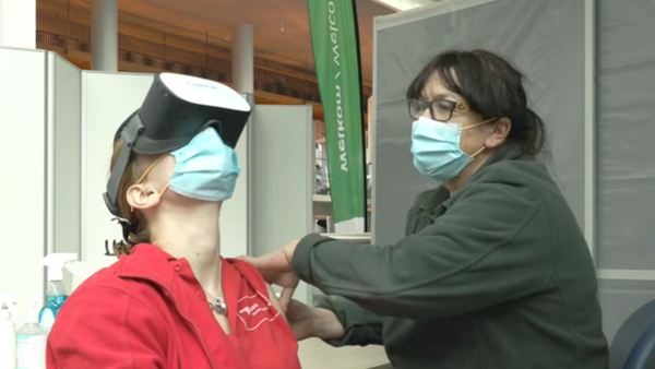 Occhiali per realtà virtuale a chi ha paura dell’ago: un nuovo modo per incentivare la vaccinazione