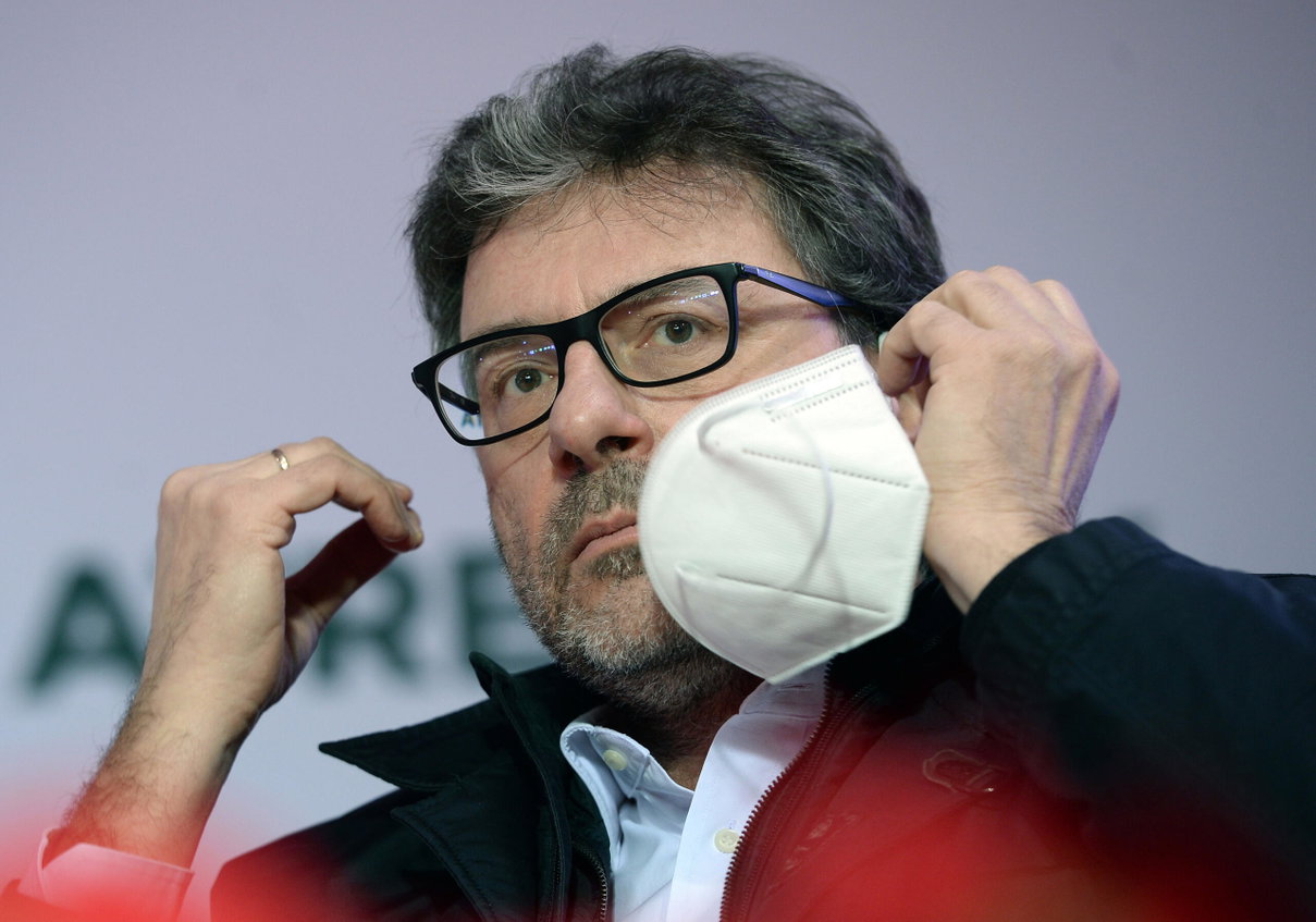Giorgetti e la “raccomandazione” alle tv di far intervenire i virologi con maggiore cautela article-post