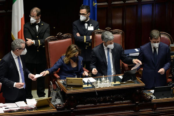 Può la presidente del Senato stare al cellulare mentre presiede allo spoglio (da candidata)?