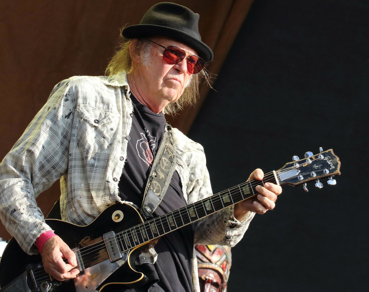 Neil Young vuole ritirare la sua musica da Spotify perché ci sono podcast di disinformazione sui vaccini article-post