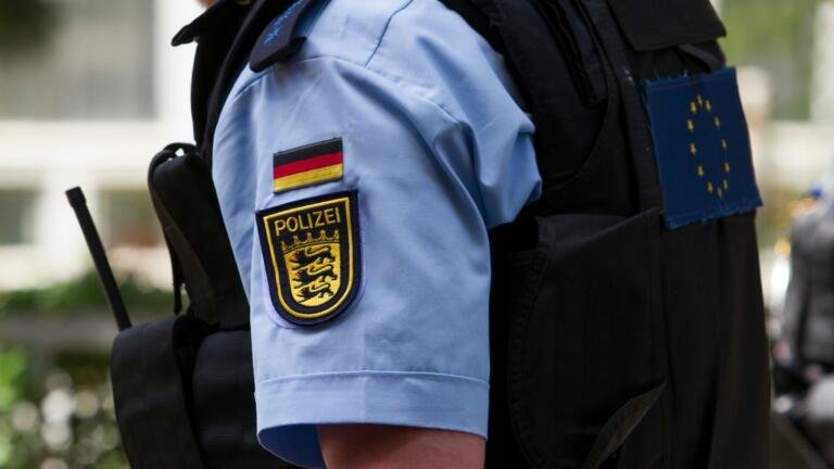 Sfruttano i dati dell’app di tracciamento per un’indagine: l’assist della polizia tedesca a complottisti e no vax