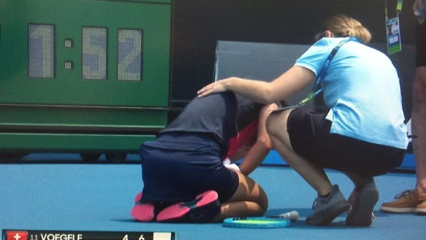 Lo sciacallaggio di chi diffonde video di 2 anni fa per dare la colpa ai vaccini agli Australian Open